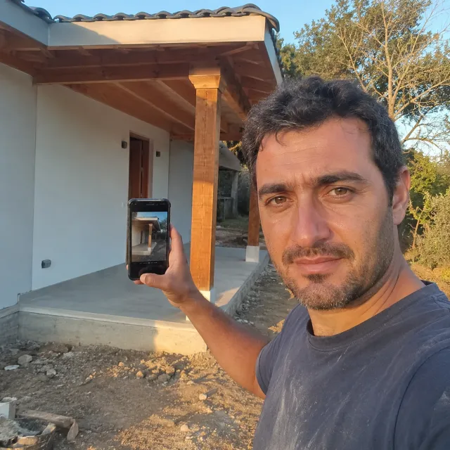 El contratista toma una foto del trabajo recién terminado para dejar prueba